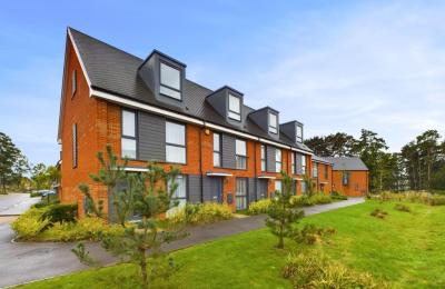 Modern 3-Bedroom Townhouse in Dukes Quarter, Bordon, with garden & covered car port.